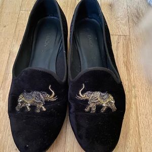 Blue velvet smoking slipper with embroidered elephant